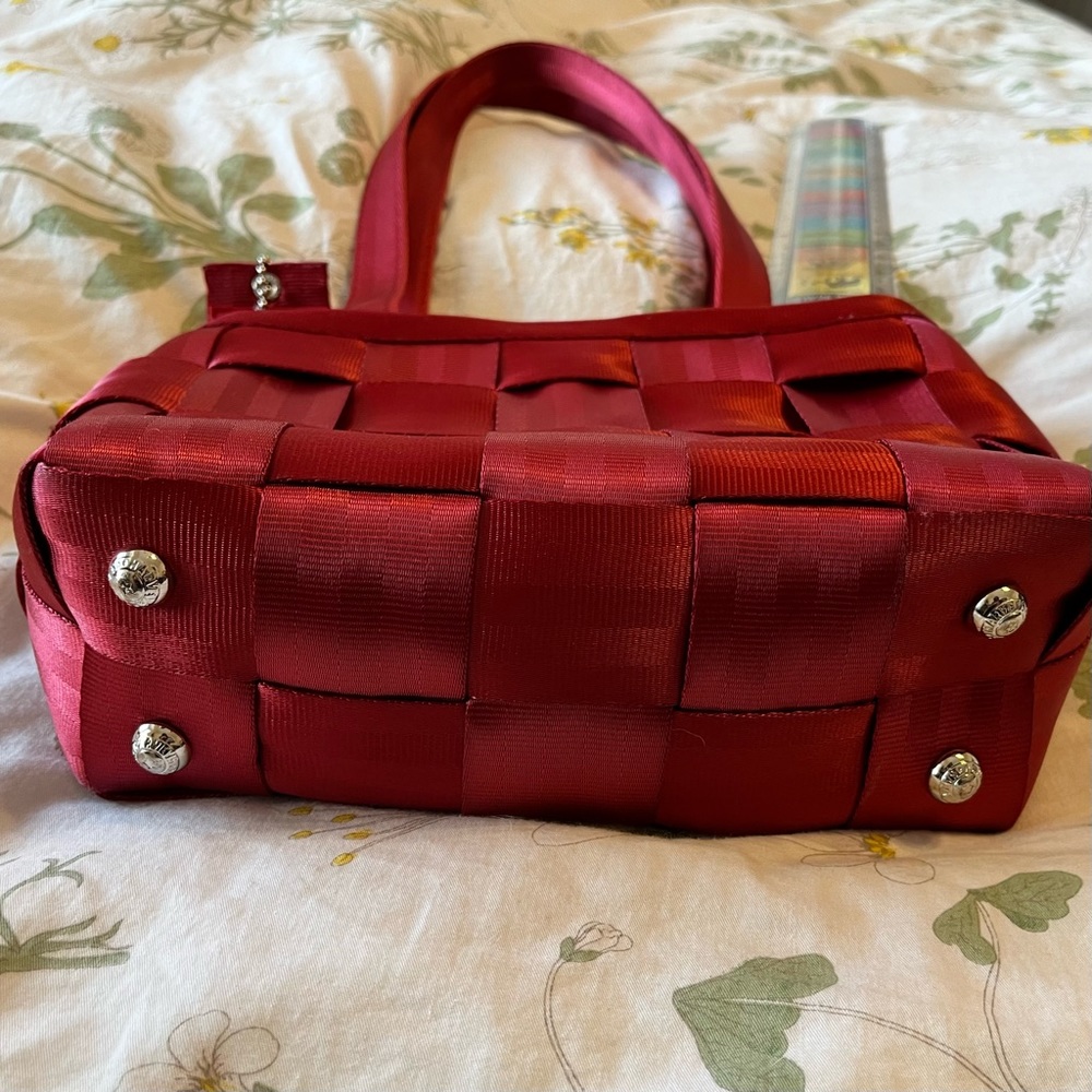 Harvey’s seatbelt bag. Red. Medium tote. Very clean. - Picture 5 of 9